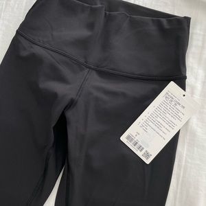 Lululemon Wunder Under HR
Tight 28" 🔥brand new 🔥size6 / Black